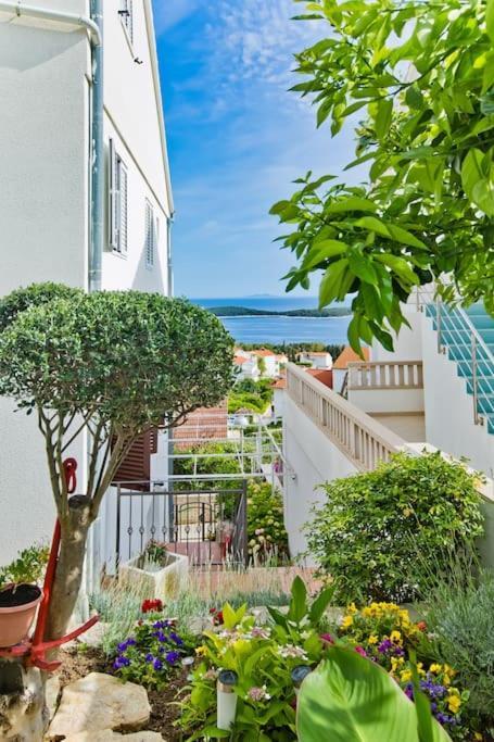 Apartman Tino With Two Sunny Terace Хвар Экстерьер фото